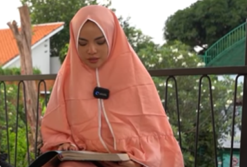 Wow! Dinar Candy Pakai Hijab Lantunkan Ayat Alquran, Suaranya Bikin Warganet Bengong: Kalau Gini Kan Adem