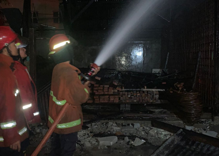 Sebelum Hanguskan Toko Bahan Bangunan di Kota Bekasi, Api Membakar Warung Kecil 