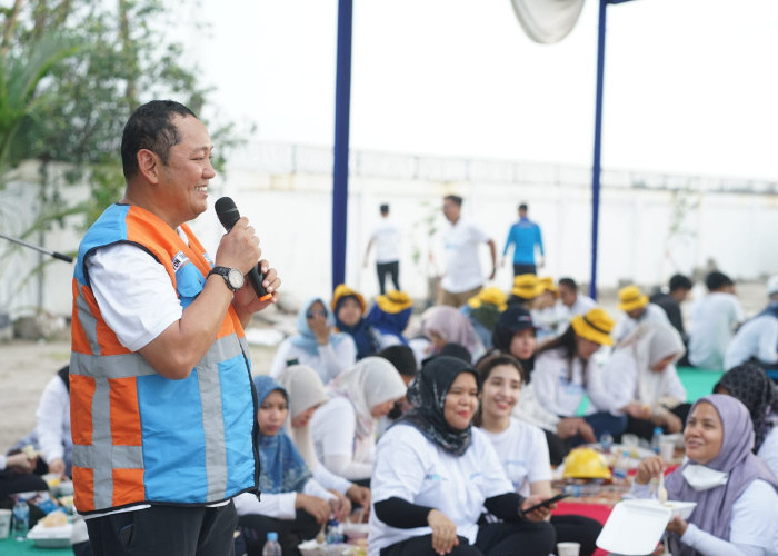 Peringati Hari Dermaga Nasional, SPMT Subholding Pelindo Bergerak Lakukan Aksi Bersihkan Pelabuhan