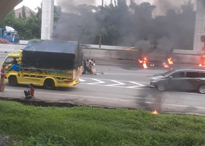 Kecelakaan Hebat di Tol Cikampek, Mobil Terbalik dan Terbakar