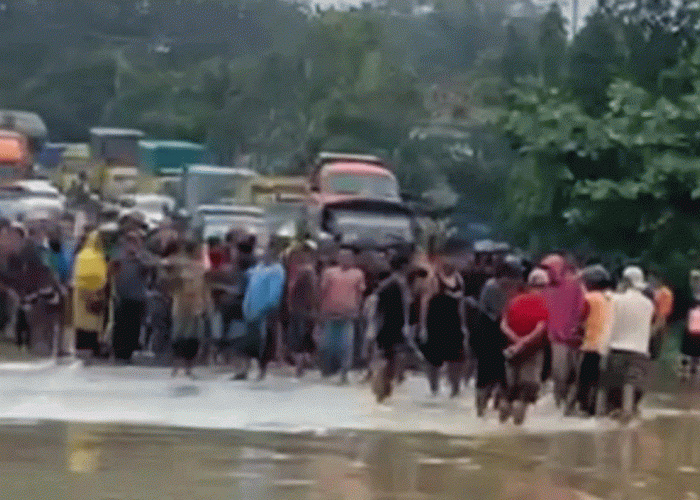 Air Sungai Meluap, Lalu Lintas di Jalan Penghubung Jambi-Padang Lumpuh