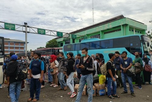 Ratusan Penumpang Terlantar di Terminal Bekasi, Imbas Bus Terlambat Datang Akibat Terjebak One Way