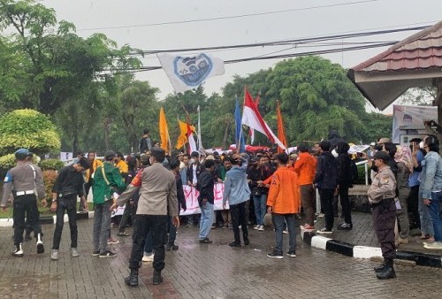 Aliansi BEM Kota Bekasi Demo Tuntut Harga Sembako dan Migor Turun, Emak-Emak Merasa Terwakili