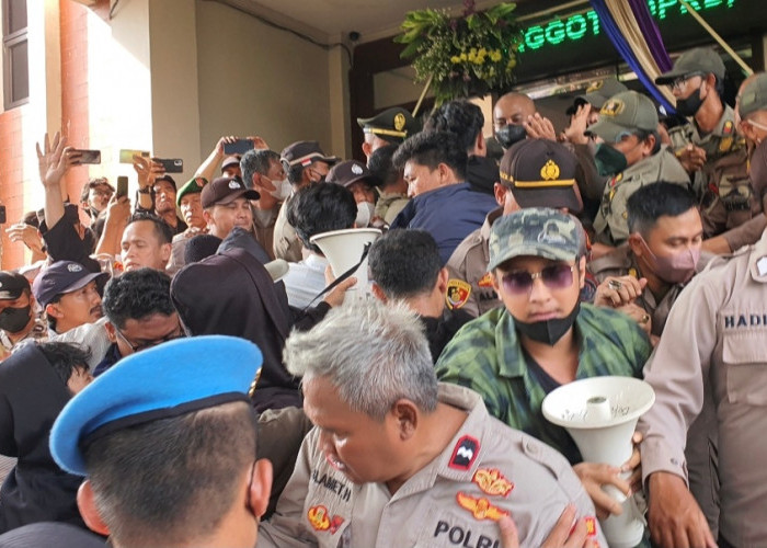 Rapat Paripurna DPRD Kota Bekasi Diwarnai Unjuk Rasa, Mahasiswa Saling Dorong Dengan Petugas Kepolisian