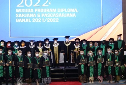 Universitas Esa Unggul Kukuhkan 1.160 Wisudawan di Wisuda 2021/2022