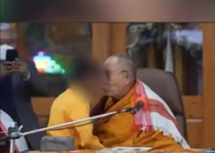 Minta Bocah Hisap Lidahnya, Biksu Dalai Lama Sampaikan Permohonan Maaf