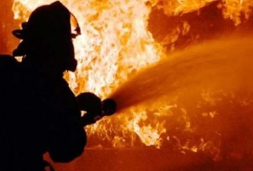 Mengerikan, Kebakaran Gudang Tiner Dekat Permukiman Warga