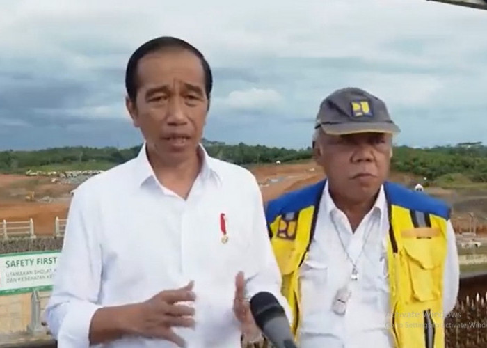 Ekspresi Kocak Menteri Basuki saat Ringtone Ponselnya Berbunyi Ketika Dampingi Jokowi, Ketahuan HPnya Jadul 
