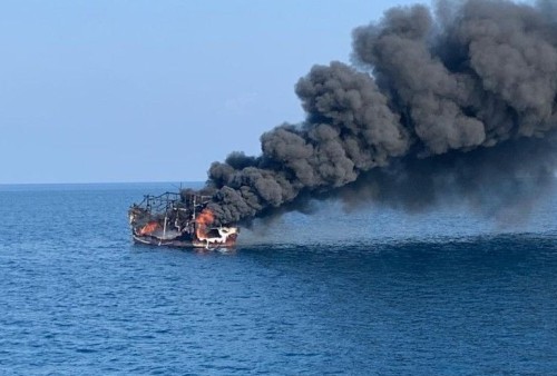 Kapal Motor Mutiara Timur 1 Terbakar di Selat Bali, TNI AL Turunkan Kapal Perang Evakuasi Penumpang