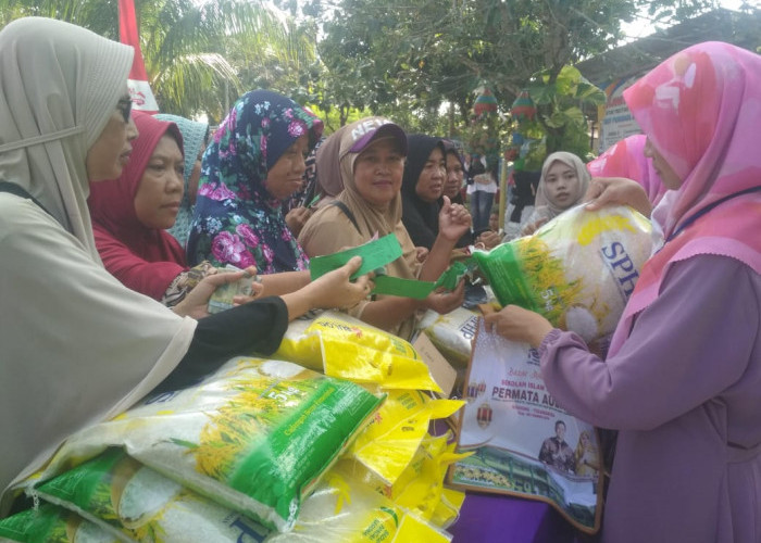 Bazaar Sembako Murah yang Diadakan Para Guru di Tigaraksa Tangerang 'Diserbu' Ratusan Warga