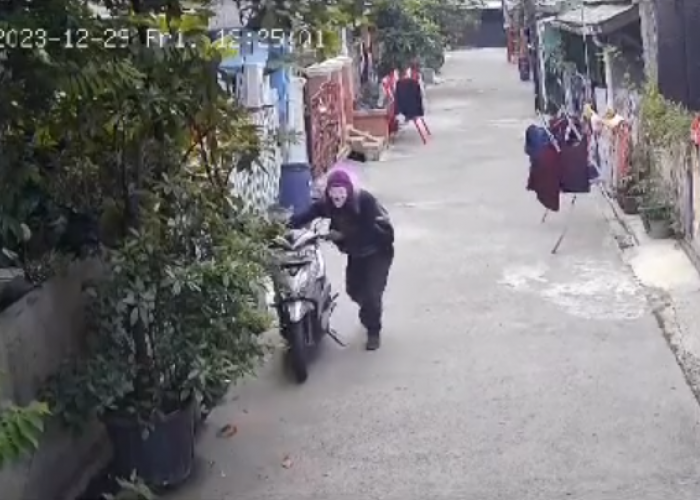 Viral di Media Sosial, Pengamen Badut Dengan Santai Curi Sepeda Motor di Bekasi