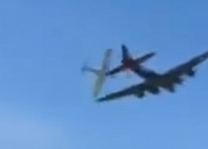 Mengerikan! Video Detik-detik Dua Pesawat Militer Era Perang Dunia Kedua Bertabrakan di Dallas Airshow