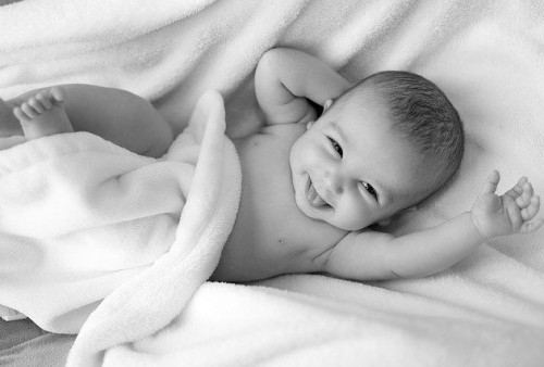 Apa Normal jika Bayi Suka Kaget dan Angkat Tangan?