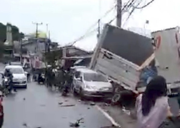 5 Kendaraan Terlibat Kecelakaan Beruntun di Jalur Puncak Bogor