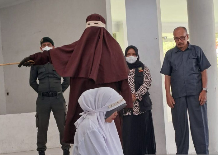 Berawal dari Penggerebekan, Dua Pelaku Perzinaan di Banda Aceh Dihukum Cambuk 22 Kali