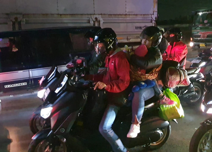 Jalan Sultan Agung Bekasi Macet, Pemudik Motor: Bu Tunggu Anakmu Pulang Lebaran