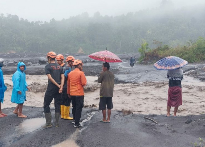 Situasi Terkini Banjir Lahar Dingin Gunung Semeru, Kendaraan Dilarang Melintas Situasi Masih Hujan Sedang 