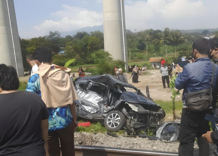 PT KAI Daop 2 Angkat Suara Kereta Feeder Whoosh Tabrak Mobil di Bandung Barat