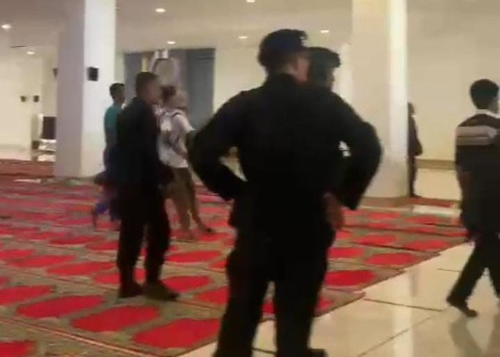 Polisi Bersepatu Injak Tempat Salat Masjid Raya Sumbar, Pengurus Masjid Buka Suara Lantang 
