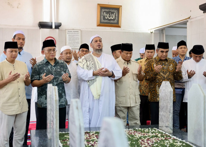 Prabowo Ziarah ke Makam Habib Ali Kwitang, Disambut Ratusan Warga
