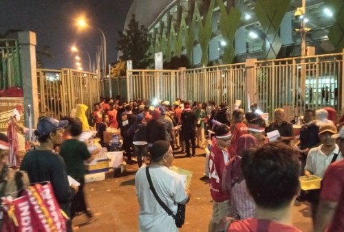 Dukung Langsung Garuda Muda, Ribuan Supporter Padati Stadion Patriot Chandrabaga