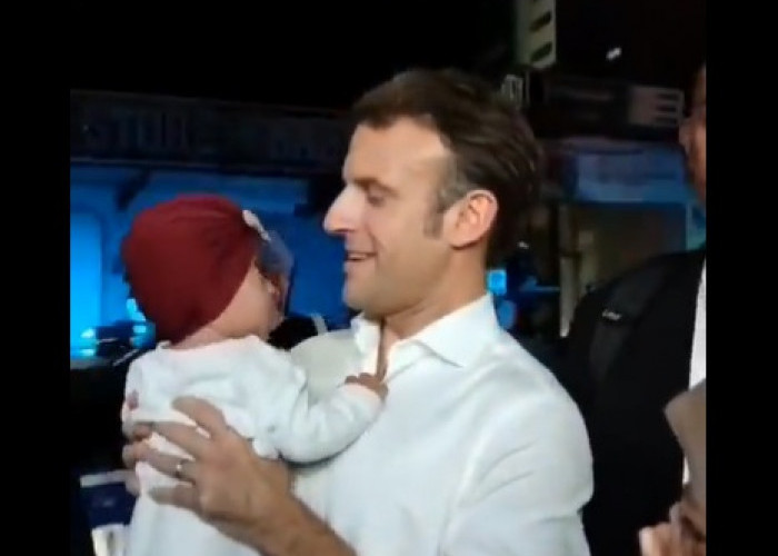 Begini Keramahan Presiden Prancis Emmanuel Macron yang Pulang Jalan Kaki Hingga Gendong Bayi Usai Dinner G20