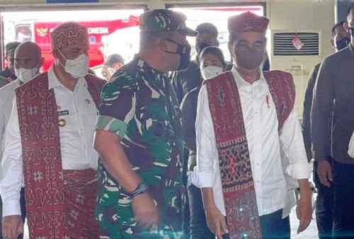 Jokowi dan Kabais TNI Ngobrol Serius di Bandara Umbu Mehang Kunda, Ada Apa?