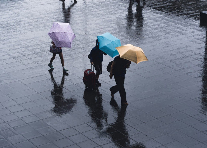 Hati-Hati Saat Berlibur, Hujan Diperkirakan Masih Mengguyur Jakarta dan Kota Besar Lainnya Selasa Siang