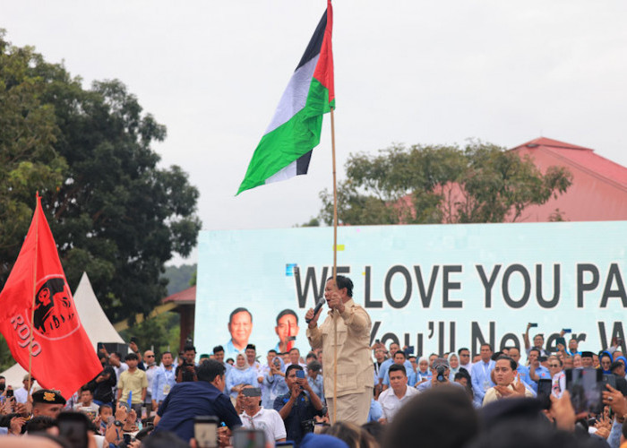 Prabowo Cium Bendera Palestina Pemberian Warga Kepri, Ajak Doa untuk Kemerdekaan Palestina