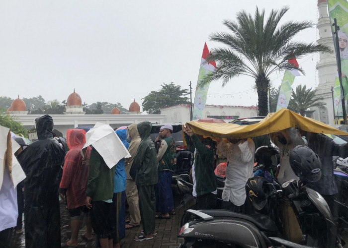 Tak Peduli Hujan Deras, Ribuan Pelayat Habib Hasan Bin Ja'far Assegaf Padati Area Masjid Nurul Musthofa