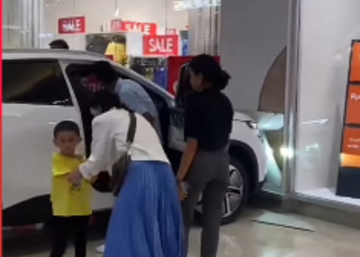 Duh! Bocah SD Injak Pedal Gas Mobil SUV Sampai Tabrak Toko di Kelapa Gading