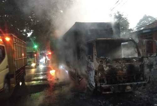 Heboh! Truk Hangus Terbakar di Jalan Raya Narogong Kota Bekasi, Sopir Panik Minta Air ke Warga