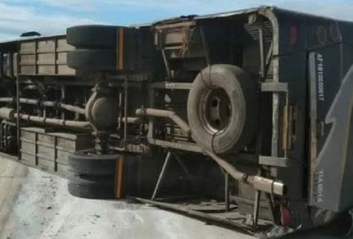 Kecelakaan Beruntun di Jalan Tol Trans Sumatera, Bus Terguling