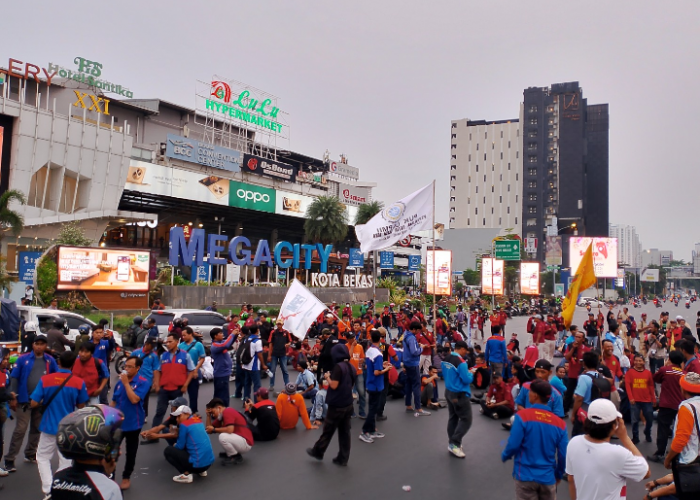 Bergerak Dari Kantor Disnaker, Massa Buruh Berkumpul di Simpang Gerbang Tol Bekasi Barat