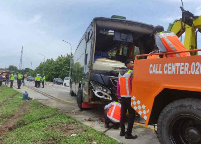 Kecelakaan di Tol Cipali, Bus Peziarah Asal Serang Terguling