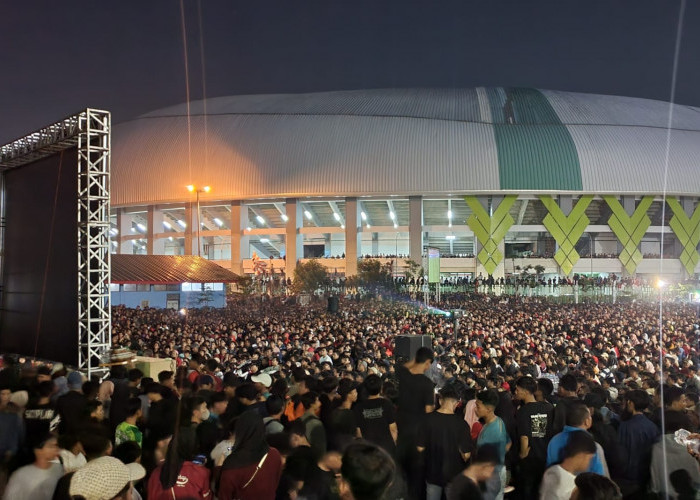 Ribuan Penonton Padati Nobar Timnas Indonesia U-23 di Taman Stadion Patriot Candrabhaga Bekasi