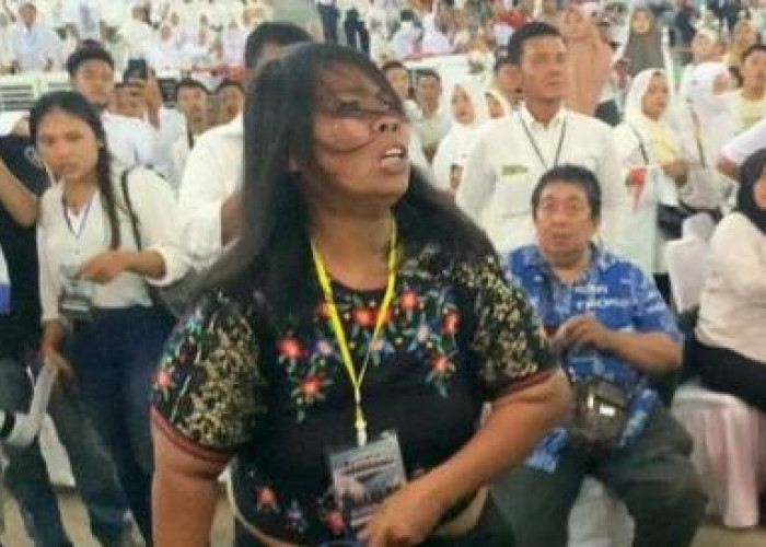 Jokowi Dilempar Sendal Emak-Emak di Sumut 