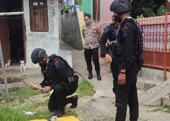 Tim Gegana Banten Evakuasi Bom Mortir di Rumah Orang Tua Renta Sebatang Kara