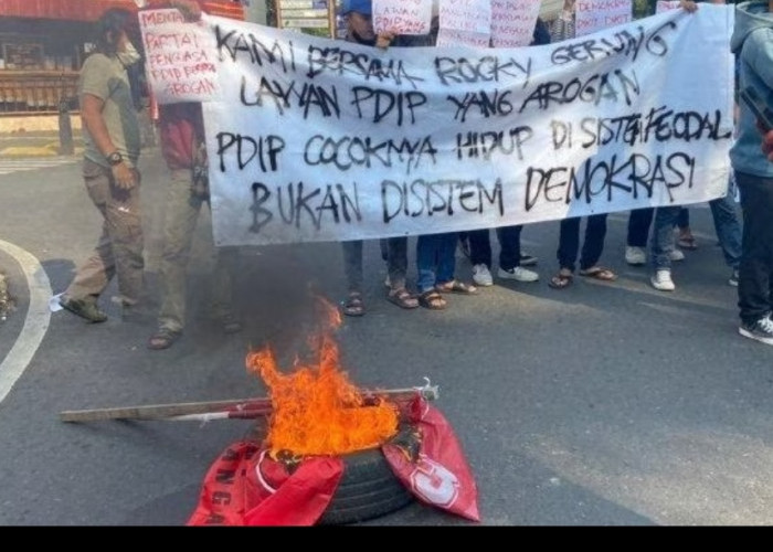 Aktivis HMI Bakar Bendera PDIP Saat Bela Rocky Gerung, Mahfud MD Beri Komentar Menohok
