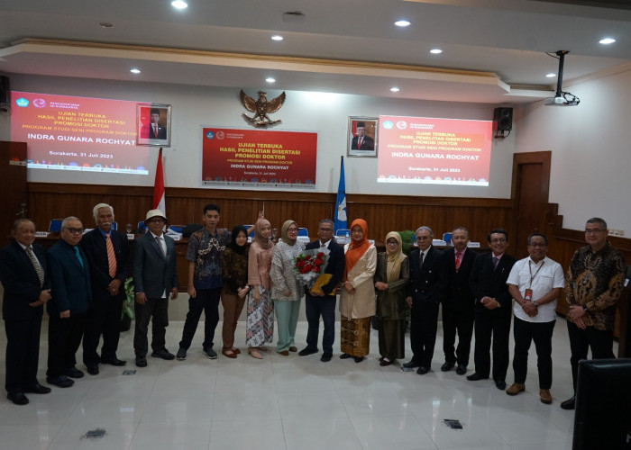 Rektor Esa Unggul Menghadiri Disertasi Promosi Doktor Indra Gunara Rochyat di ISI Surakarta