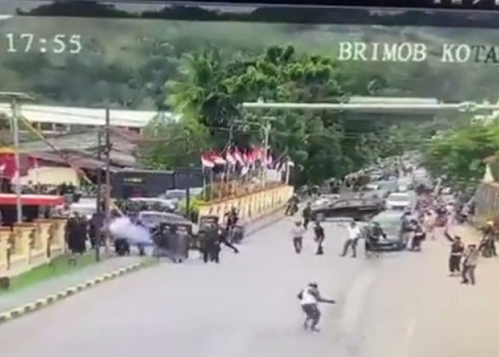 Video Massa Lukas Enembe Ngamuk di Mako Brimob, Polisi Tembak Gas Air Mata