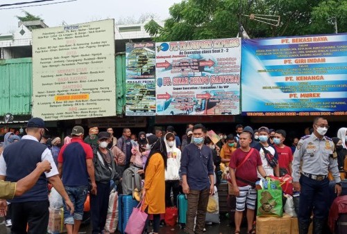Terminal Kota Bekasi Membeludak, Penumpang Tujuan Sumatera Terlantar Akibat Bus Terlambat
