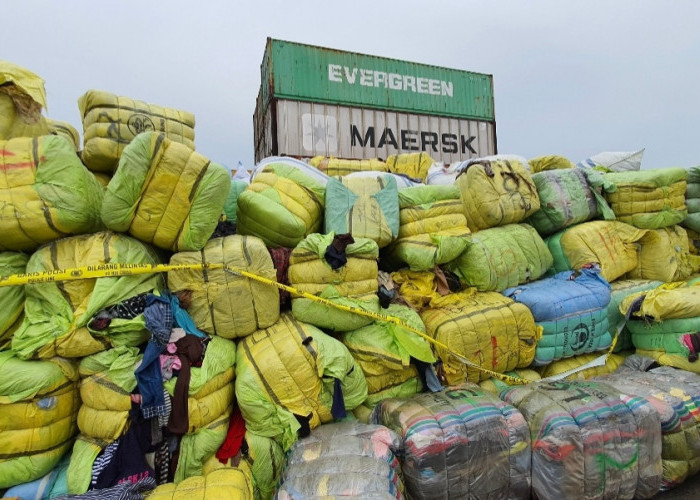 Ribuan Bal Baju Bekas Impor di Bekasi Dimusnahkan Pemerintah Guna Lindungi Produsen UMKM Lokal