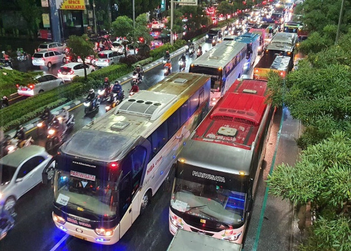 Bekasi Arah Jakarta Macet Total, Truk Dan Bus Pilih Matikan Mesin