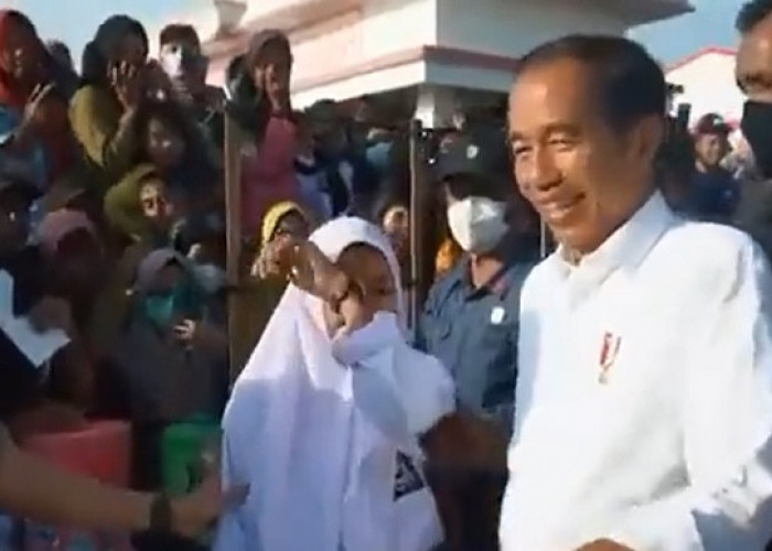 Jokowi Tertawa saat Dengar Curhatan Siswi SMA di Buton: HP Saya Rusak Karena Ngejar Bapak 