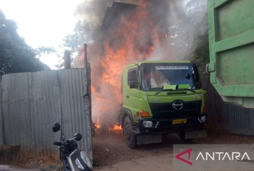 Di Jambi, Mobil Truk Masuk Bengkel, Bukannya Bener Malah Hangus Terbakar