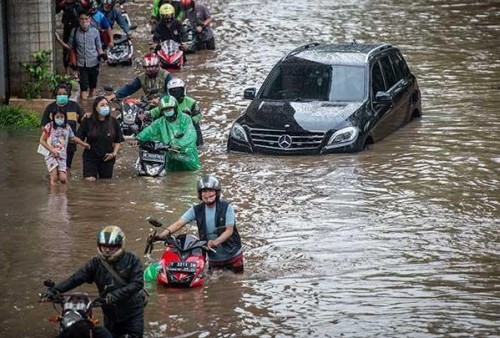 Penahan Air Laut Jebol, Kawasan Tanjung Emas Semarang Banjir Rob 1,5 Meter