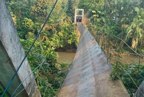 Belasan Pelajar Jatuh ke Sungai Saat Berangkat Sekolah, Satu Tali Besi Jembatan Putus, Korban Alami Luka