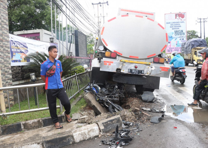 Lima Pemotor di Balaraja Tangerang Diseruduk Truk Fuso, Tiga Tewas di Tempat