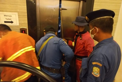 Pengunjung Rumah Makan di Bekasi Terjebak Dalam Lift, 7 Orang Baru Keluar Setelah 30 Menit Damkar TIba